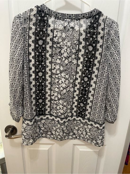 Old Navy Black & White Floral Border V-Neck Blouse 8