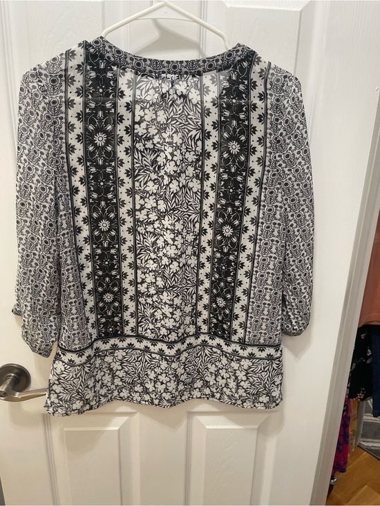 Old Navy Black & White Floral Border V-Neck Blouse 9