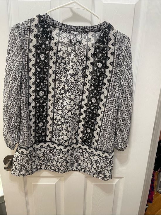 Old Navy Black & White Floral Border V-Neck Blouse 10