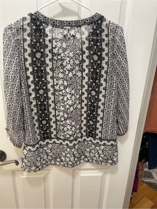 Old Navy Black & White Floral Border V-Neck Blouse 11