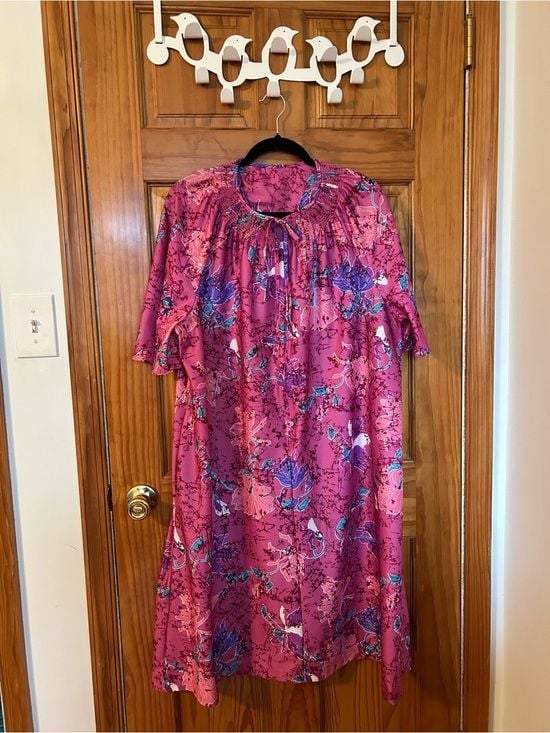 Vintage Sears zip-up housecoat in dark pink with all-over florals 2