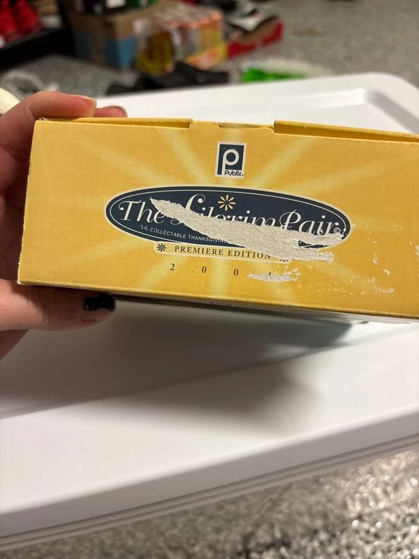 Vintage Publix pilgrim salt and pepper shakers and napkin holder 9