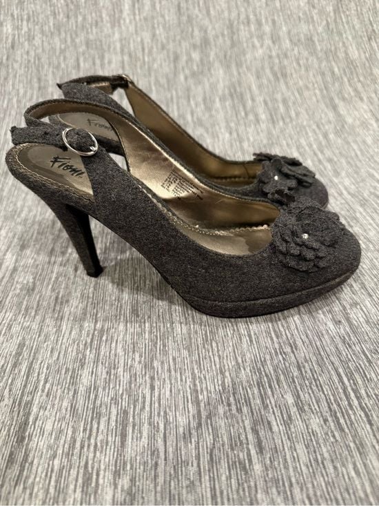 FIONI Clothing Charcoal Gray Floral Slingback Heels 2