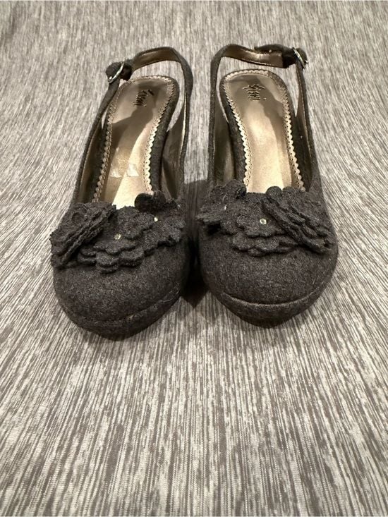 FIONI Clothing Charcoal Gray Floral Slingback Heels 4