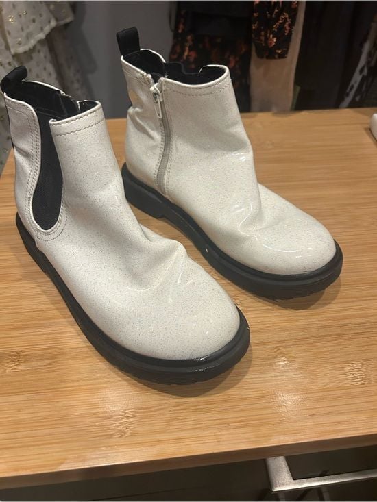 Steve Madden Kids White Chelsea Boots Big Kid Size 4 Black Lug Sole 6