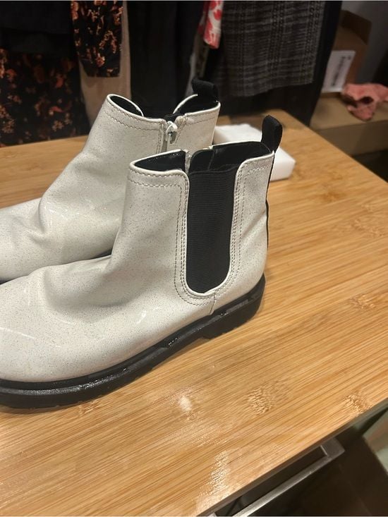 Steve Madden Kids White Chelsea Boots Big Kid Size 4 Black Lug Sole 9