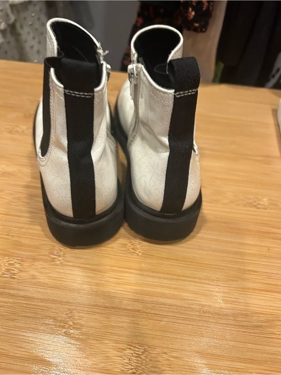 Steve Madden Kids White Chelsea Boots Big Kid Size 4 Black Lug Sole 10