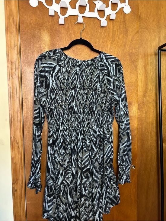 Beachlunchlounge Women's Black and Gray, Gathered V-Neck Dress Sz S 6