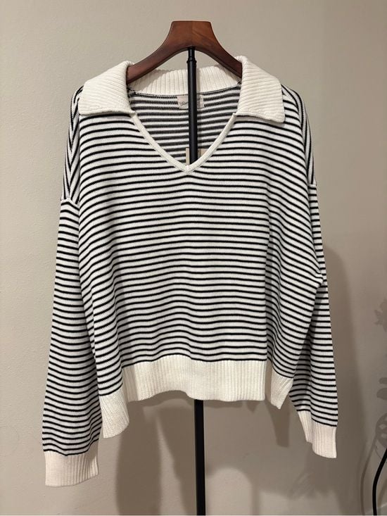 Universal Thread Black & White Striped V-Neck Collared Sweater 2