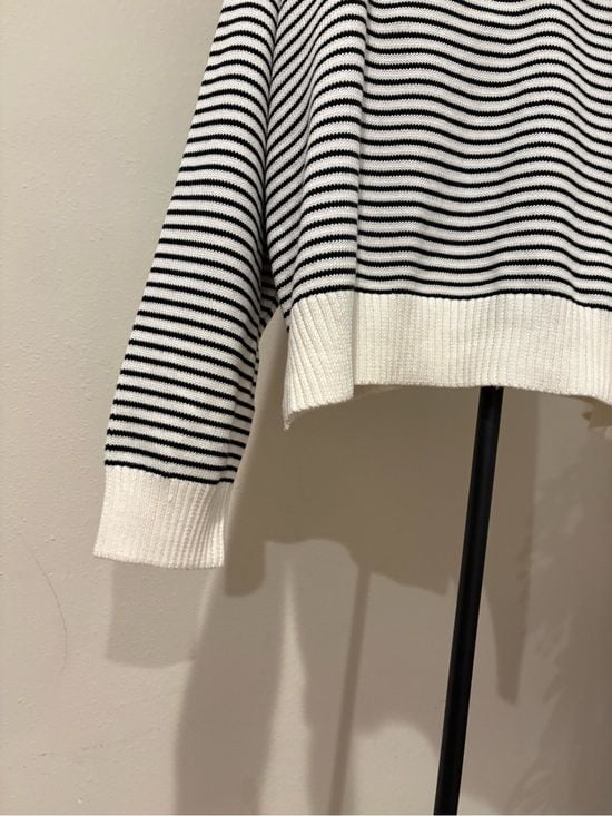 Universal Thread Black & White Striped V-Neck Collared Sweater 3