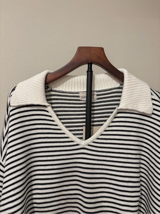 Universal Thread Black & White Striped V-Neck Collared Sweater 5