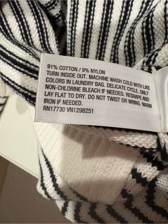 Universal Thread Black & White Striped V-Neck Collared Sweater 8