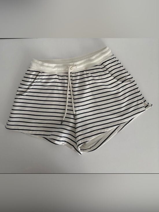 Universal Thread women Cream & Black Striped Drawstring Shorts XS 3