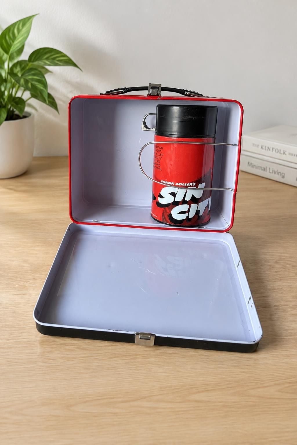 NECA Frank Miller's Sin City Lunch Box With Thermos 8