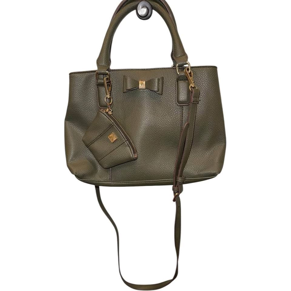 Chic Green Tote with Gold Accents 2