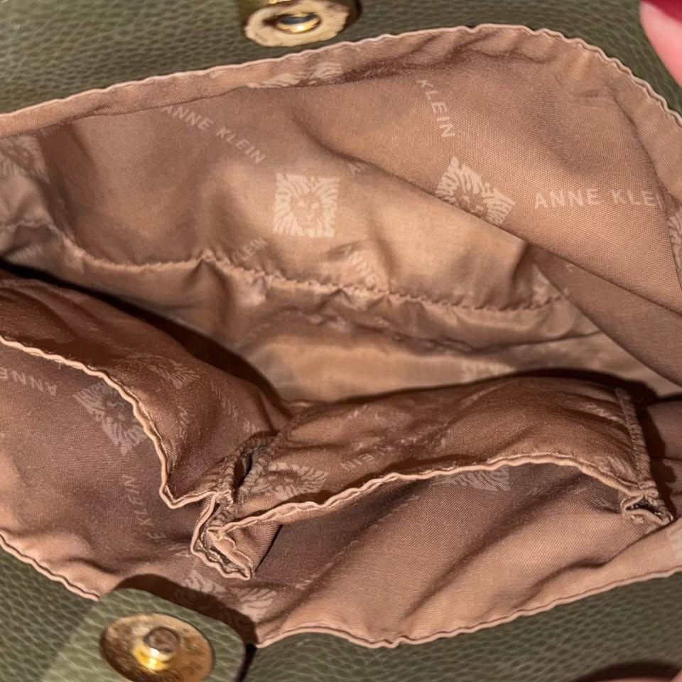 Chic Green Tote with Gold Accents 4