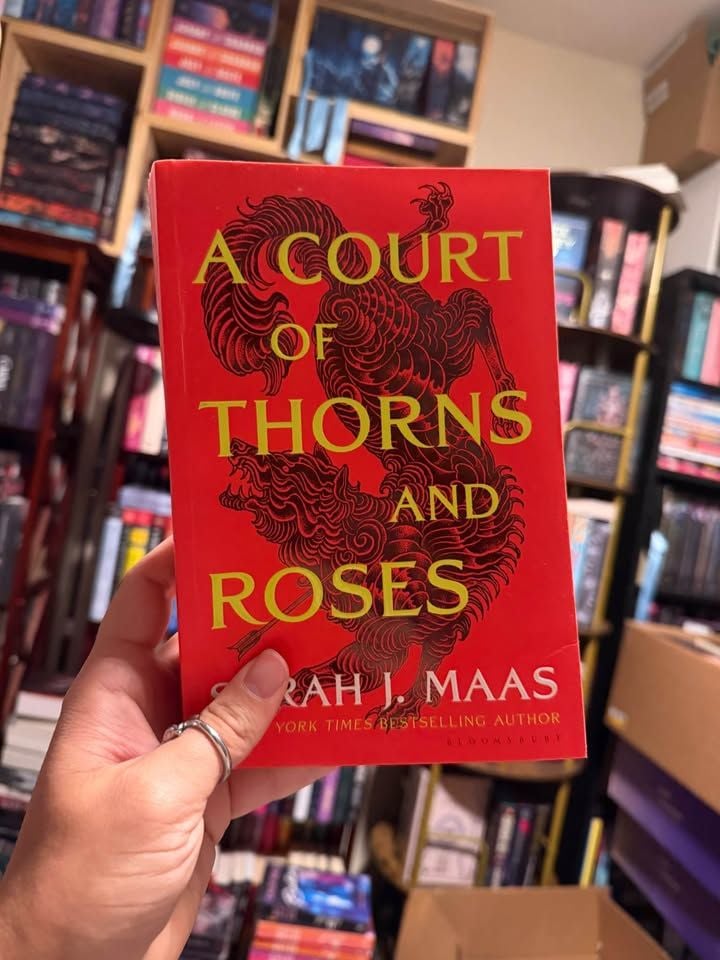 A Court of Thorns and Roses by Sarah J. Maas 1