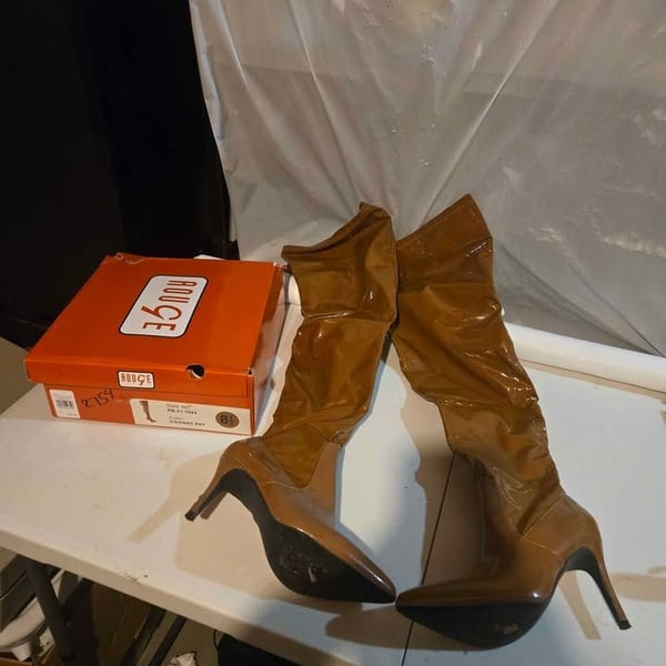 Women's sz 8.5 knee high Rouge boots