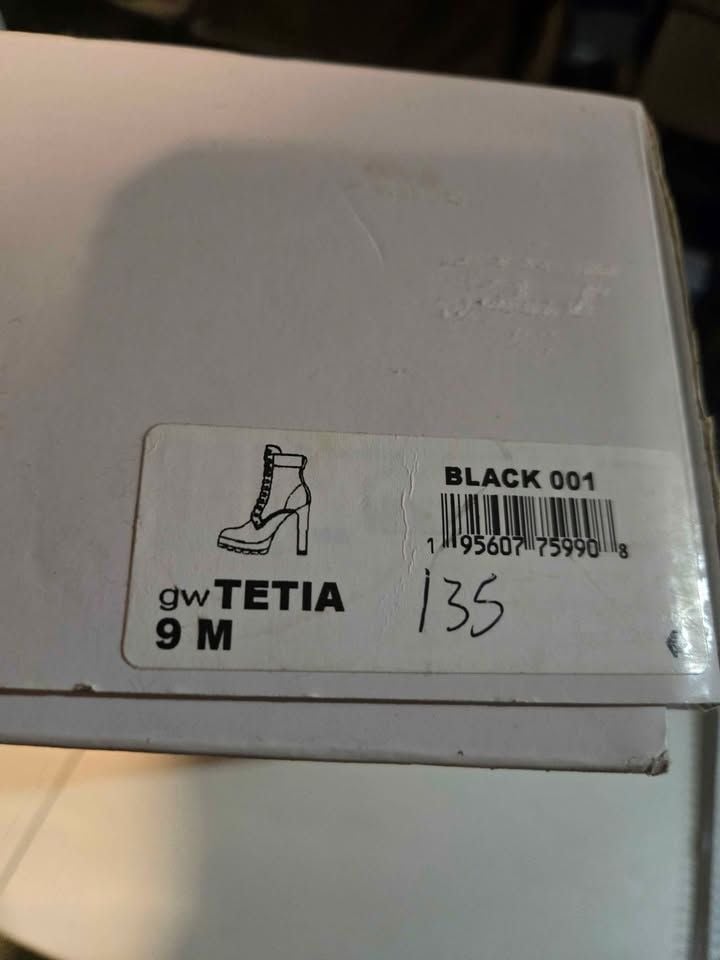 Sz 9 M Guess boots 3
