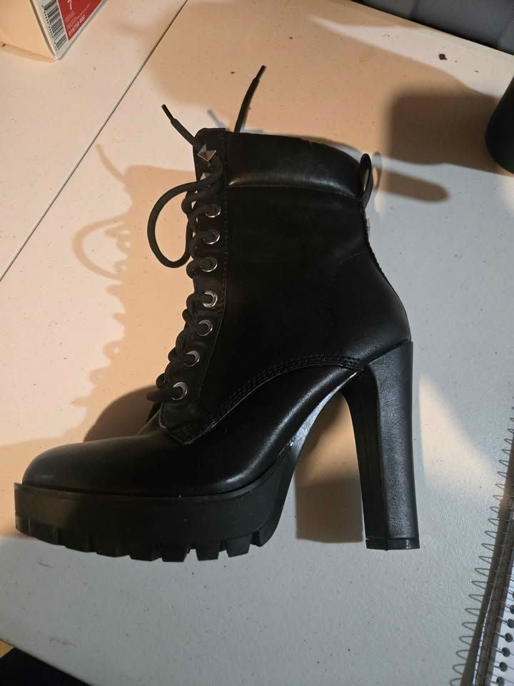 Sz 9 M Guess boots 4