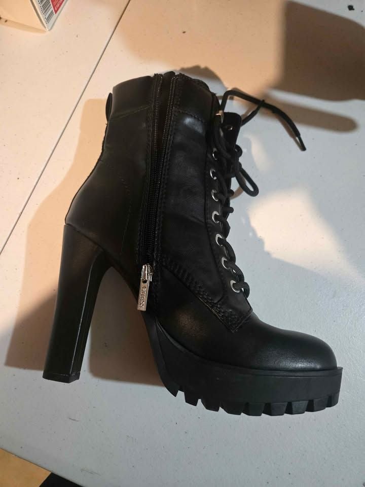 Sz 9 M Guess boots 5