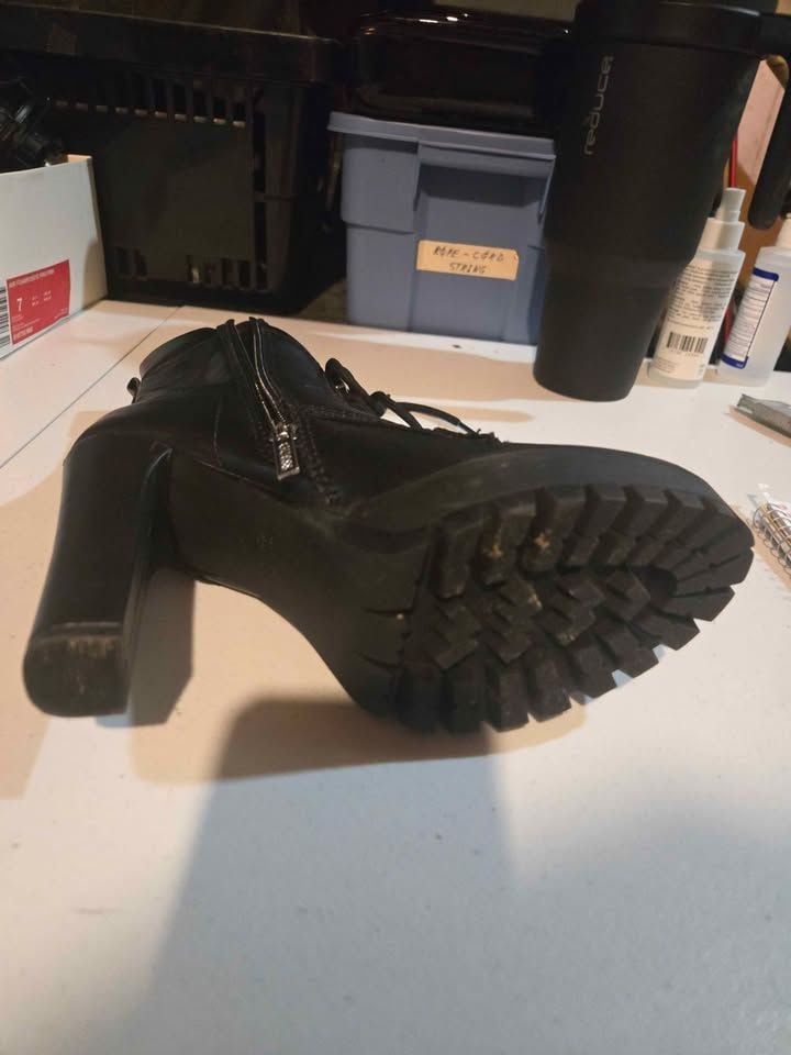 Sz 9 M Guess boots 6