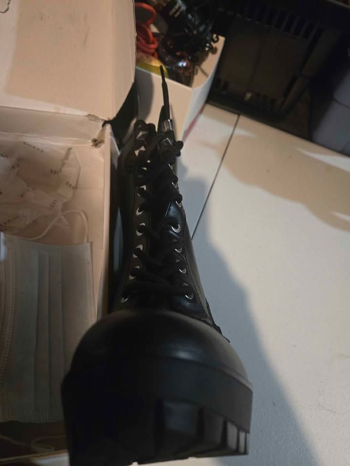 Sz 9 M Guess boots 8