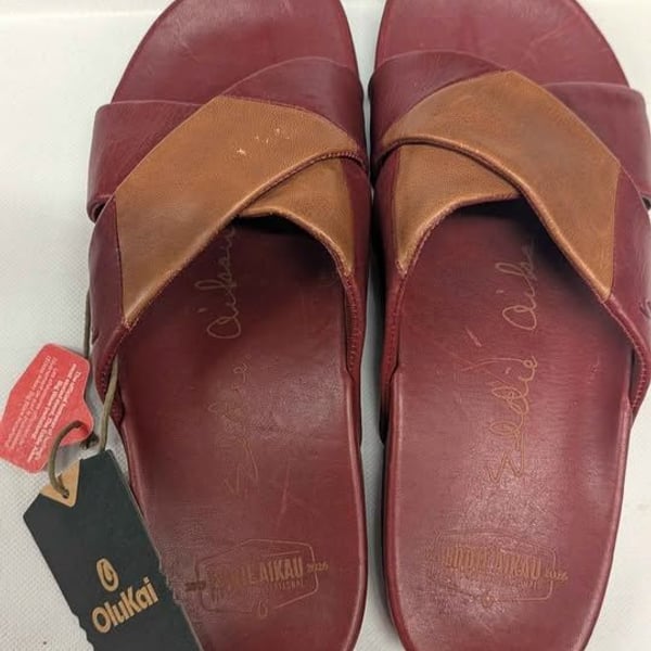 NEW OluKai Kipe’a ‘Olu Eddie Aikau Big Wave Invitational Leather Slides. NWT.