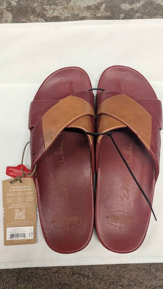 NEW OluKai Kipe’a ‘Olu Eddie Aikau Big Wave Invitational Leather Slides. NWT. 4