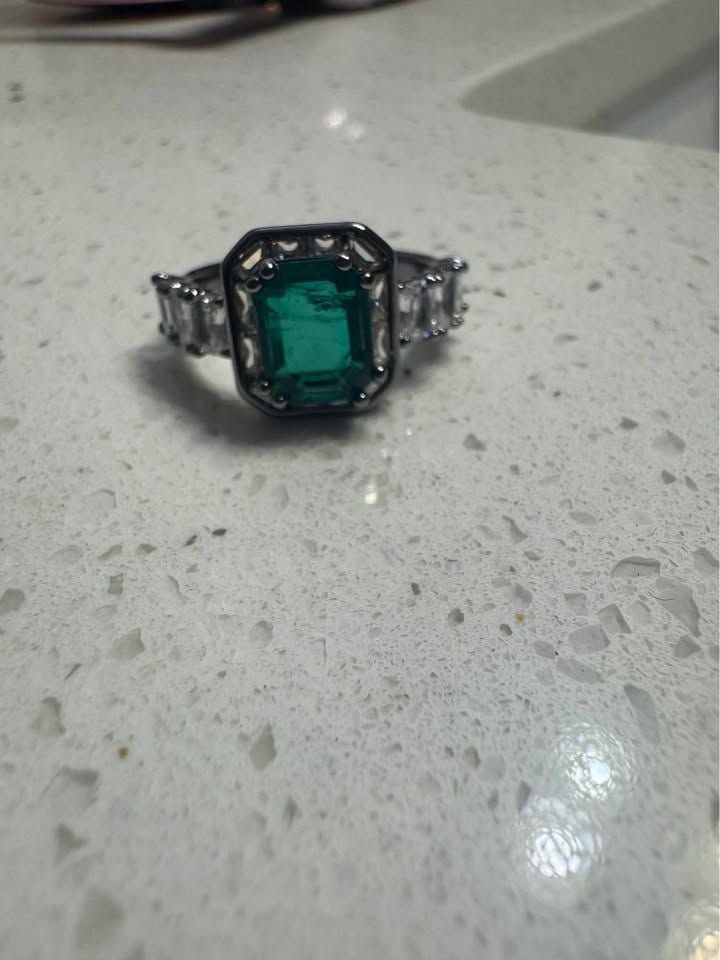 Emerald stone Rodium plated ring sz 8 4